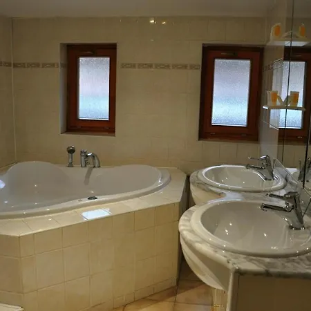Loucky Hotel